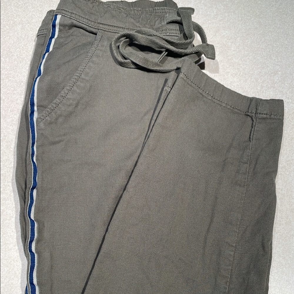 Levi Capri Pants With Blue and White Stripes Down the Side